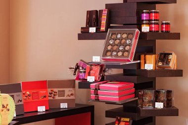 Leuven, Belçika - 05 Eylül 2014: Belçika çikolata ve Çerezler ile kutuları Leuven mağazalar birinde Neuhaus marka. Neuhaus dikkate değer bir Belçikalı chocolatier satan lüks çikolata olduğunu.