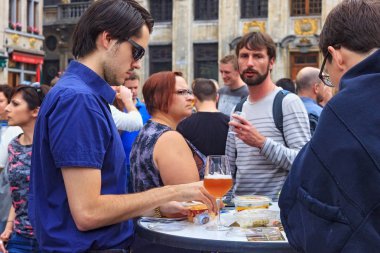 Brussels, Belçika - 07 Eylül 2014: Bilinmeyen genç insanların bir bardak bira festivali Belçika bira hafta sonu 2014 ile.