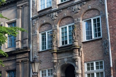 Gdansk, Polonya - 07 Haziran 2014: Yaşlı tuğla duvar ile bir ana şehir Gdansk tarihsel Chlebnicka sokakta binaların bas-reliefs. 1337 yılında daha önce de belirttiğim sokak. 