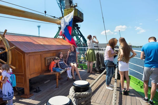 Kaliningrad Rusko Června 2016 Turisty Palubě Lodi Kruzenshtern Předchozí Padova — Stock fotografie