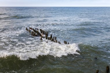 Bahar Baltık Denizi kıyısında güzel deniz manzarası.