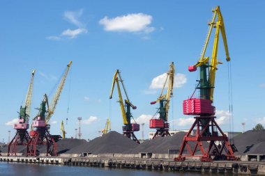 Kaliningrad Deniz Balıkçılık Limanı 'nda ağır liman yelkeni vinçleri.