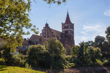 Görünümü, kilise St büyük şehit George Victorious Pravdinsk (önceden Friedland), Kaliningrad Oblast, Rusya Federasyonu. Özgün taş binanın 1360-1380, 15. yüzyılda yeniden dikildi.