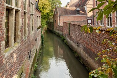 Eski Kanal Groot Begijnhof Leuven içinde. İyi korunmuş bir beguinage ve tamamen tarihsel çeyrek bir düzine sokakları şehir Leuven, Belçika güneyinde içeren geri.