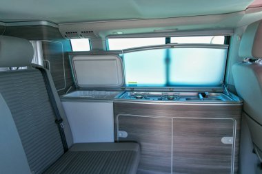 Zelenogradsk, Kaliningrad bölgesi, Rusya Federasyonu - 29 Temmuz 2017: modern araba Volkswagen Multivan ışınlama (Bulli görünüm içinde).