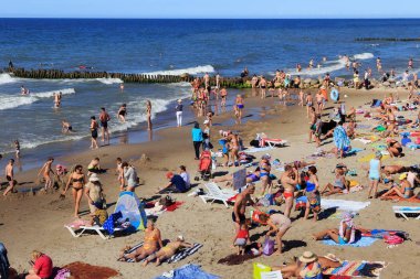 Zelenogradsk, Kaliningrad bölgesi, Rusya Federasyonu - 29 Temmuz 2017: ünlü Resort (eski Cranz da bilinir) Zelenogradsk Baltık Denizi kıyısında kumlu bir plaj üzerinde yaz zaman dinlenme bilinmeyen insanlar.