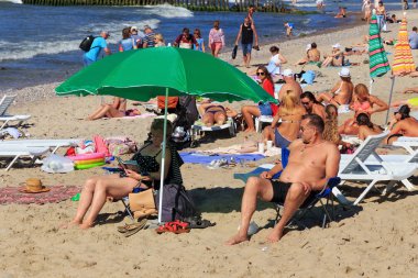 Zelenogradsk, Kaliningrad bölgesi, Rusya Federasyonu - 29 Temmuz 2017: ünlü Resort (eski Cranz da bilinir) Zelenogradsk Baltık Denizi kıyısında kumlu bir plaj üzerinde yaz zaman dinlenme bilinmeyen insanlar.