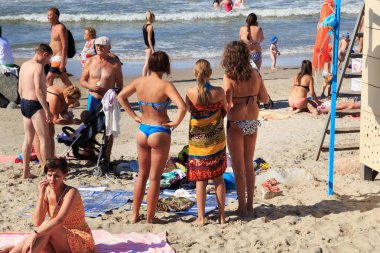 Zelenogradsk, Kaliningrad bölgesi, Rusya Federasyonu - 29 Temmuz 2017: ünlü Resort (eski Cranz da bilinir) Zelenogradsk Baltık Denizi kıyısında kumlu bir plaj üzerinde yaz zaman dinlenme bilinmeyen insanlar.