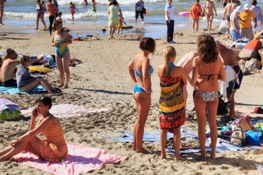 Zelenogradsk, Kaliningrad bölgesi, Rusya Federasyonu - 29 Temmuz 2017: ünlü Resort (eski Cranz da bilinir) Zelenogradsk Baltık Denizi kıyısında kumlu bir plaj üzerinde yaz zaman dinlenme bilinmeyen insanlar.