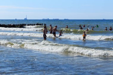 Zelenogradsk, Kaliningrad bölgesi, Rusya Federasyonu - 29 Temmuz 2017: ünlü resort (eski Cranz da bilinir) Zelenogradsk Baltık Denizi suda yaz zaman banyo bilinmeyen insanlar.