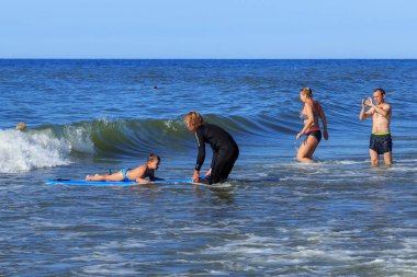 Zelenogradsk, Kaliningrad bölgesi, Rusya Federasyonu - 29 Temmuz 2017: dinlenme ve yaz saati, Baltık Denizi'nin mavi dalgalar üzerinde profesyonel eğitmenler ile sörf öğrenme bilinmeyen çocuk.
