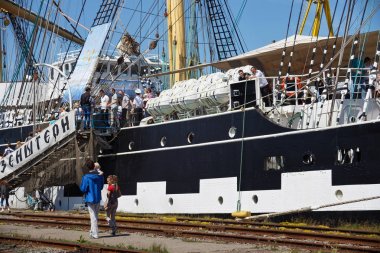 Kaliningrad, Rusya - 19 Haziran 2016: Turist yakınındaki ünlü barque Kruzenshtern (önceden Padua) Kaliningrad Sea Port iskele içinde demirleyen. 1926 yılında başlatılan, o 1946'de SSCB'ye teslim.