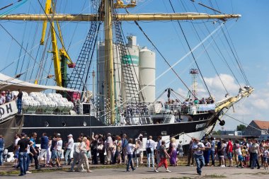 Kaliningrad, Rusya - 19 Haziran 2016: Turist yakınındaki ünlü barque Kruzenshtern (önceden Padua) Kaliningrad Sea Port iskele içinde demirleyen. 1926 yılında başlatılan, o 1946'de SSCB'ye teslim.