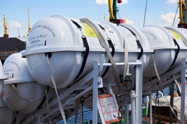 Kaliningrad, Rusya - 19 Haziran 2016: hayat Rafts'ın ünlü barque üzerinde Kruzenshtern (önceden Padua) Kaliningrad deniz limanda palamarla. Gemi 1926 yılında başlatılan ve 1946'de SSCB'ye teslim.