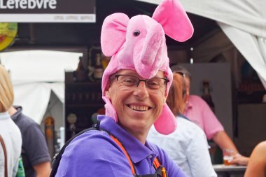 Brussels, Belçika - 07 Eylül 2014: Bilinmeyen mutlu bir adam ile Belçika bira hafta sonu 2014 Festivali'nde gül fil şeklinde deliryum marka şapkalı.