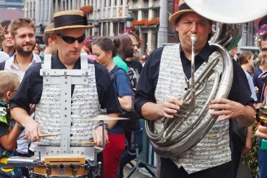 Brussels, Belçika - 07 Eylül 2014: Belçika bira hafta sonu 2014 sırasında Brüksel merkezi Grand meydanında müzikal performans.