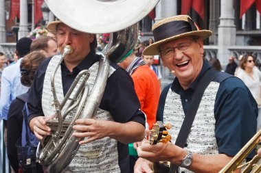 Brussels, Belçika - 07 Eylül 2014: Belçika bira hafta sonu 2014 sırasında Brüksel merkezi Grand meydanında müzikal performans.