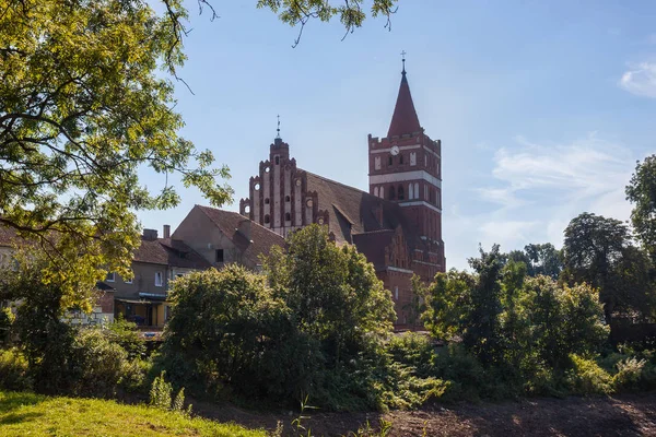 Görünümü, kilise St büyük şehit George Victorious Pravdinsk (önceden Friedland), Kaliningrad Oblast, Rusya Federasyonu. Özgün taş binanın 1360-1380, 15. yüzyılda yeniden dikildi.