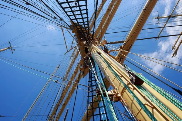 Stahlmasten Eines Segelschiffs Mit Abgesenkten Segeln Und Blauem Himmel Hintergrund — Stockfoto