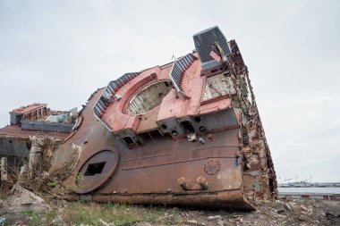 Açığa alınan deniz gemi büyük paslı parçaları