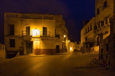 Tetouan Medina mahallesindeki eski sokakların gece görüşü 