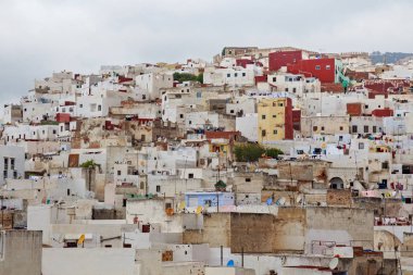 Tetouan Çeyreği 'nin renkli eski binalarının manzarası