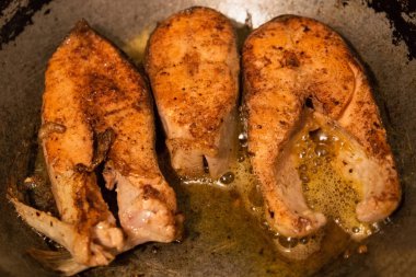 Somon dilimleri demir tavada kızartılır..