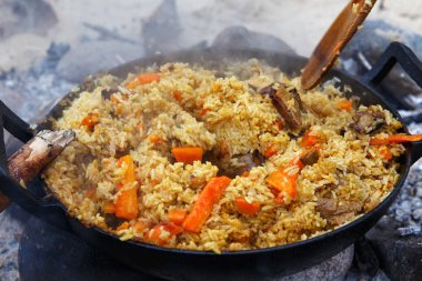 Geleneksel pilav ile kuzu ateşe önceden. 