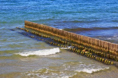 Baltık Denizi kıyısında eski ve yeni ahşap dalgalar.