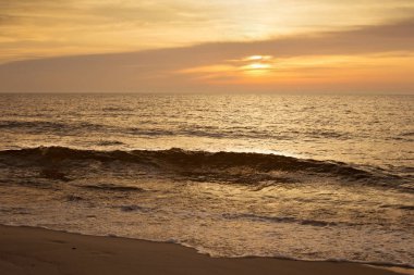 Güzel gün batımı deniz manzarası güneş ve küçük dalgalar ile.
