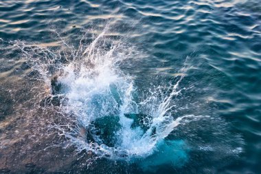 Yaz mevsiminde mavi Akdeniz suyunda taze su sıçraması.