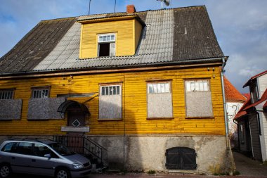 Parnu tarihi merkezinde eski ahşap eski eski eski eski eski eski sarı bina