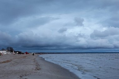 Bulutlu olup olmadığını bulutlu akşam Parnu Bay Görünümü.