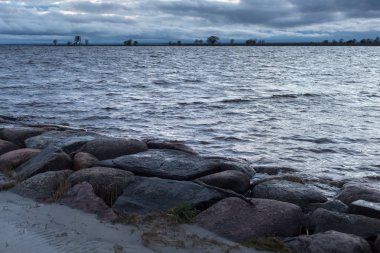 Parnu körfezinde eski taş köstebek. 1863-1864 yılında inşa edilmiştir. 