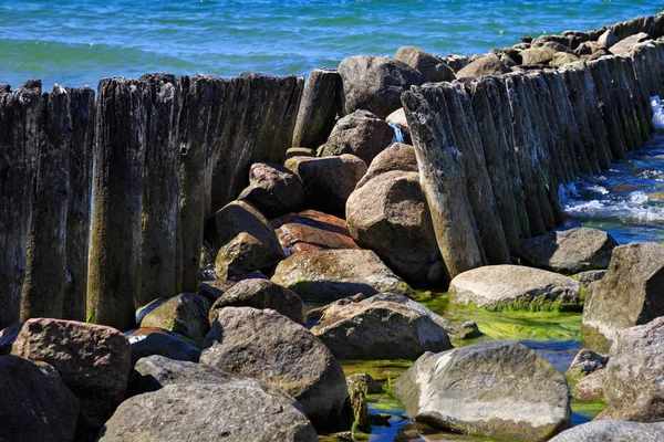 Alte deutsche Holzmole an der Ostseeküste. — Stockfoto