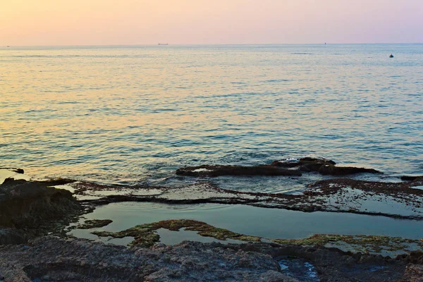 Όμορφη θαλασσογραφία του ηλιοβασιλέματος στις ακτές της Μεσογείου — Φωτογραφία Αρχείου