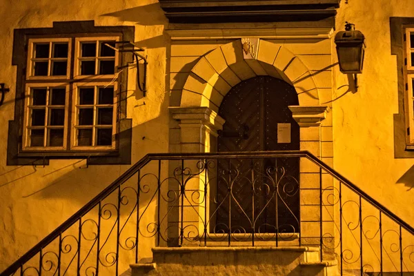 Vista nocturna de la entrada a la de los edificios antiguos en la calle Kuninga — Foto de Stock