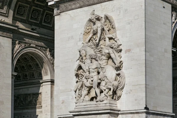 Grupo escultórico sobre el Arco del Triunfo en París, Francia . — Foto de Stock