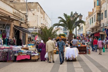 Nador 'un merkezindeki Cami Hac Mostafa yakınlarında bit pazarı. 