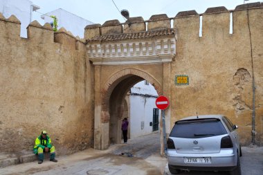 Şehrin tarihi merkezindeki Tetouan Medine 'nin (Kuzey Fas) kapısından girin.
