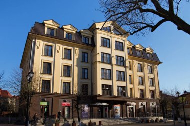 Zelenogradsk (eski Cranz) tarihi merkezinde Modern bina. Şehrin tarihi mimarisinin taklidi üzerine inşa edilmiştir..