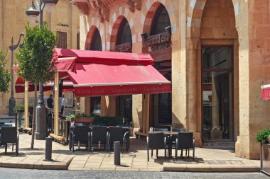 Yazın güneşli bir günde Beyrut Merkez Bölgesi 'ndeki sokak kafesi (Centre Ville).