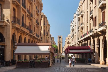 Beyrut Merkez Bölgesi 'ndeki Nejmeh Meydanı' ndaki ünlü saat kulesine sahip tarihi binaların görüntüsü