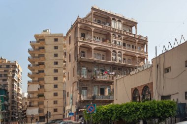 Yazın güneşli bir günde Beyrut 'un merkezindeki eski püskü tarihi binaların manzarası.