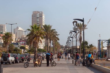 Raouche 'daki Corniche Bulvarı (Beyrut' ta meskun ve ticari bir mahalledir.). 
