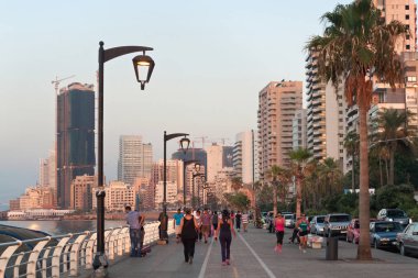 Raouche 'daki Corniche Bulvarı (Beyrut' ta meskun ve ticari bir mahalledir.). 
