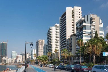 Raouche 'daki Corniche Bulvarı (Beyrut' ta meskun ve ticari bir mahalledir.). 