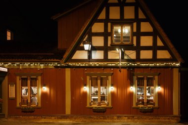 Parnu tarihi merkezinde yarı ahşap unsurları ile Edelweiss restoranın eski ahşap bina