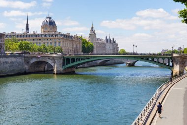Seine Nehri üzerindeki köprünün görünümü ve Paris Ticaret Mahkemesi binası.