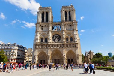 Ünlü Notre-Dame de Paris kilisesinin görünümü.